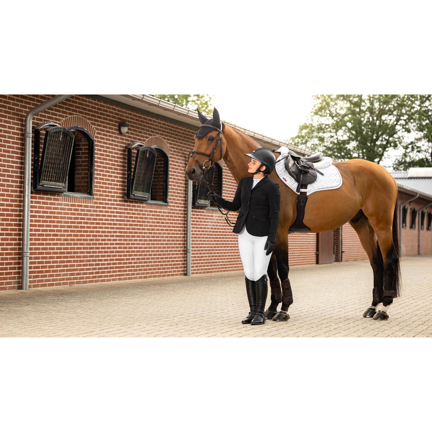 LM Crystal Suede Close Contact Schabracke Weiß