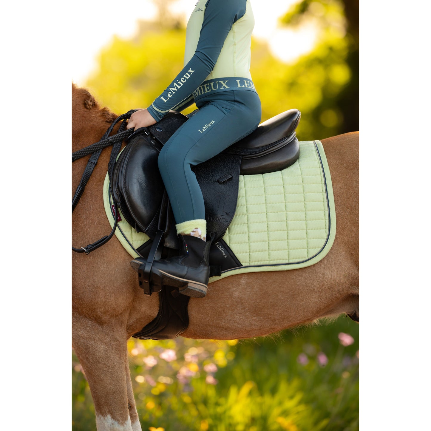 LeMieux Mini Suede Close Contact Schabracke - Kaster Cheval