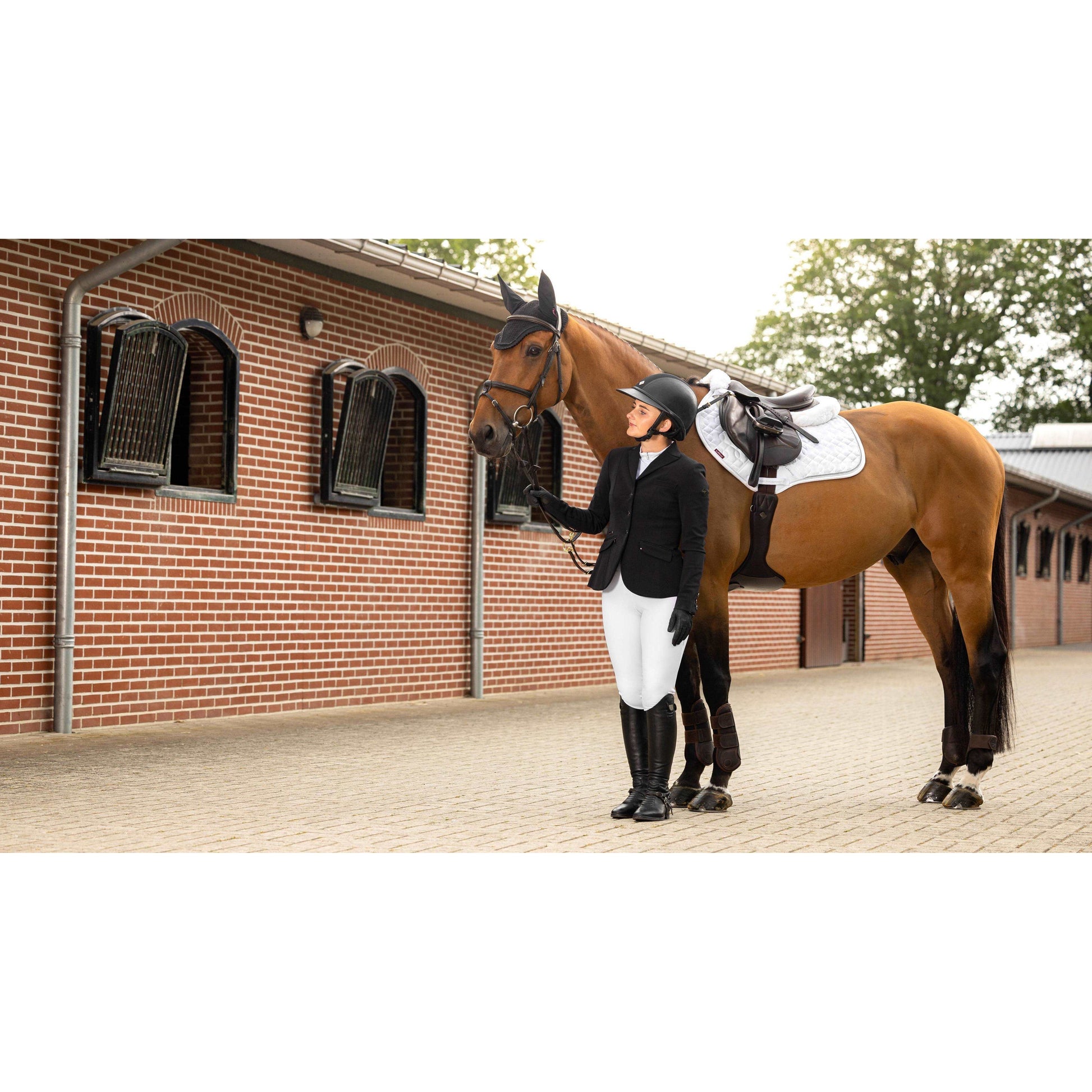 LM Crystal Suede Close Contact Schabracke Weiß